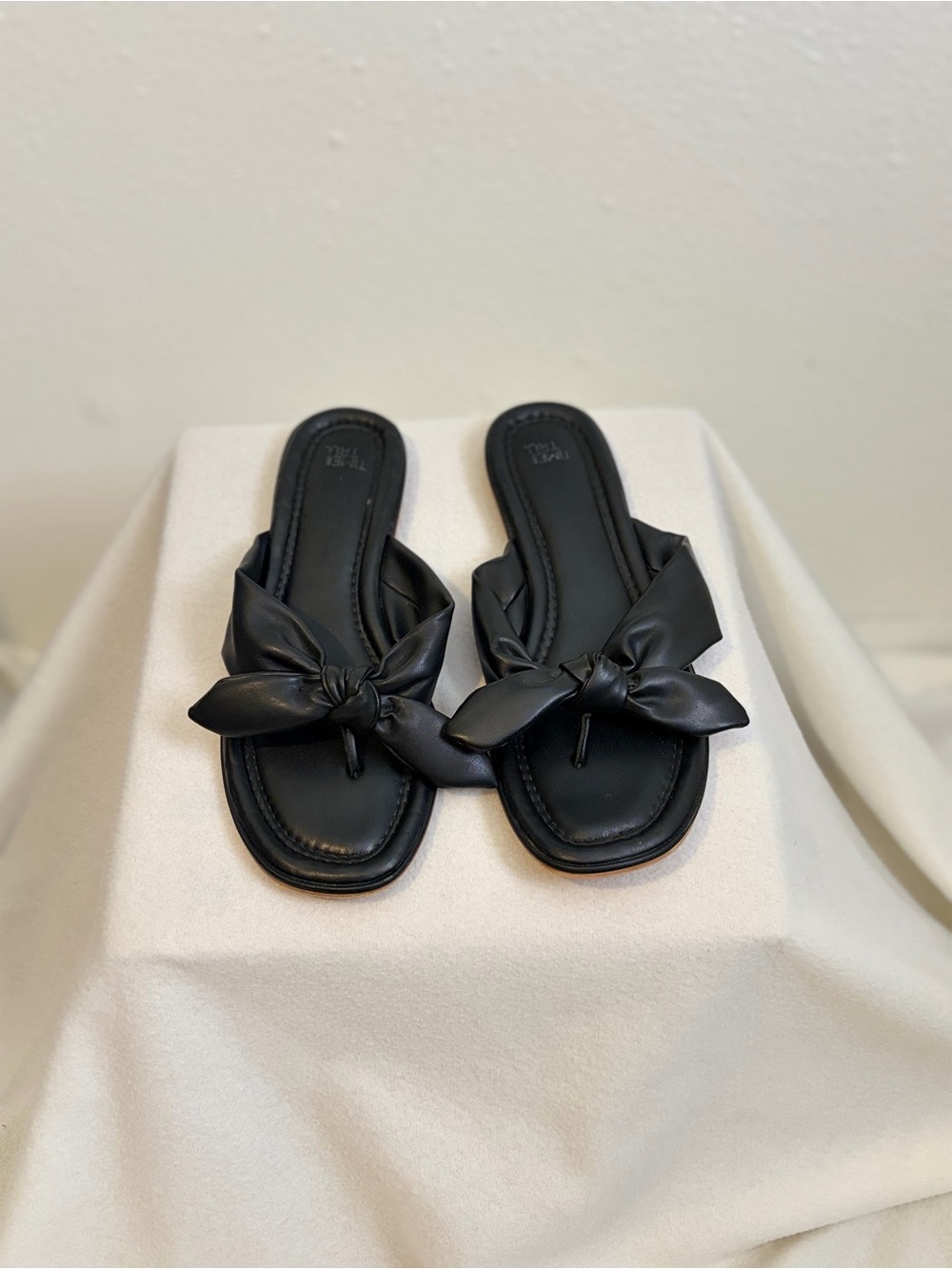 Time and Tru Black Bow Faux Leather Flip Flop Sandals Women’s Size 10